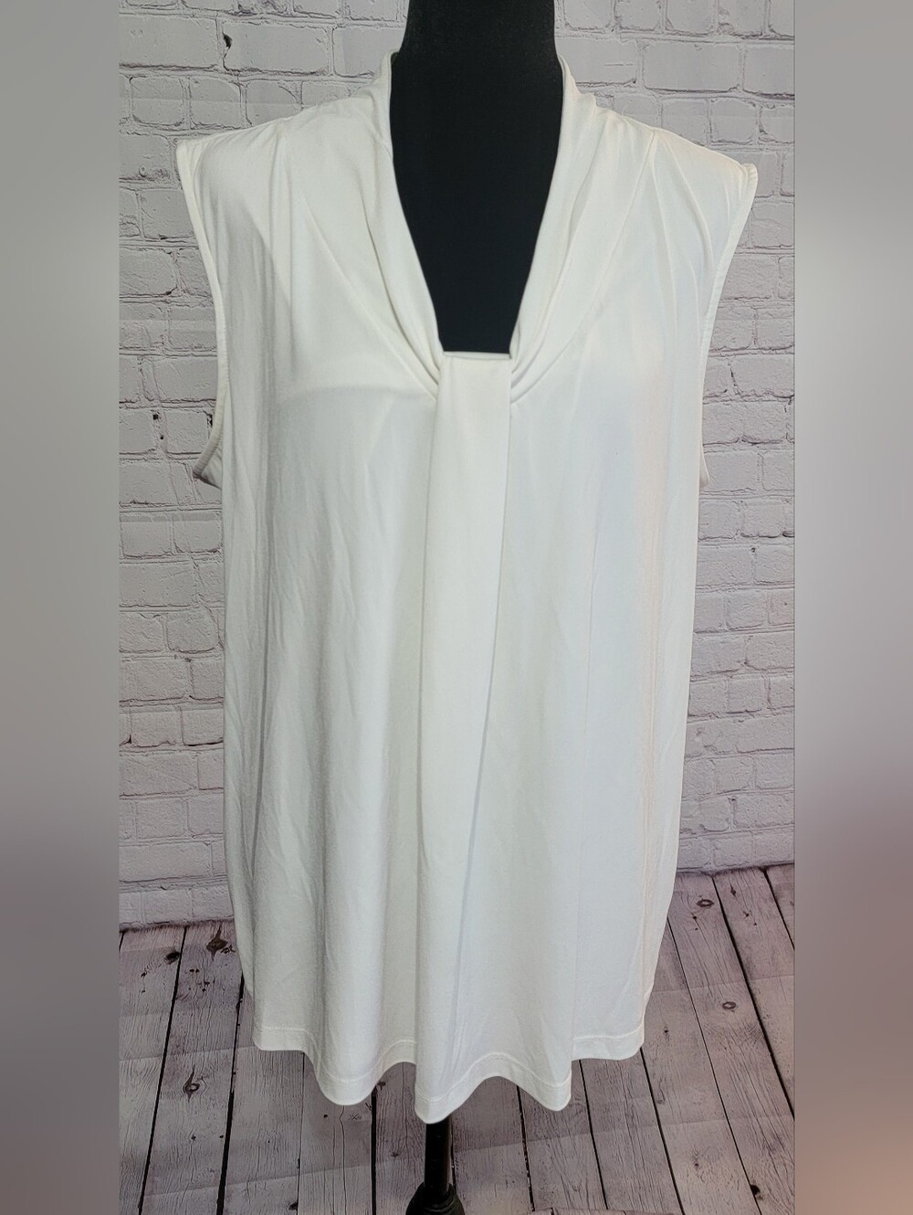 Dana Buchman Cream Sleeveless V-Neck Drape Front Top Size XL